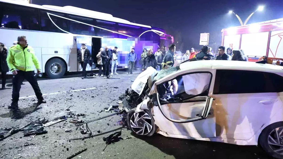Aksaray’da Otobüs ve Otomobil Çarpıştı!