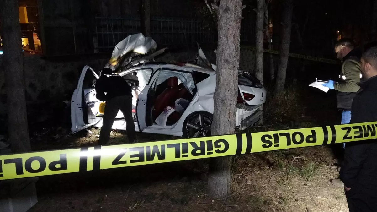 Erzurum’da refüje çarpan otomobil, hastane bahçesine düşüp alev aldı! 3 kişi öldü