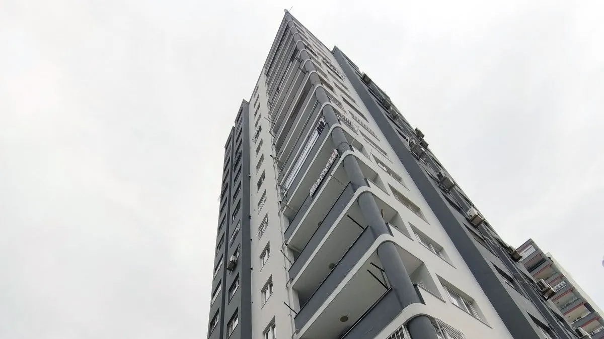 Cam silen kadın 13’üncü kattan düşüp, öldü