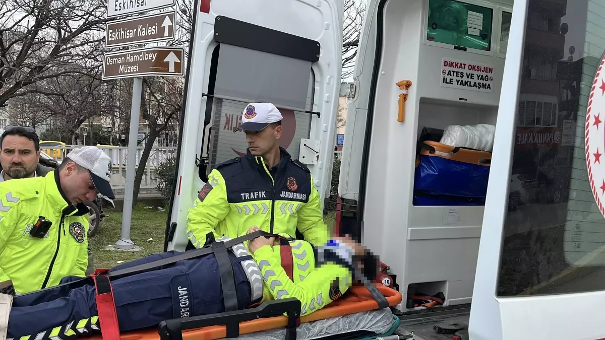 Gebze’de Jandarma Aracı ile Hafif Ticari Araç Çarpıştı: 1 Yaralı