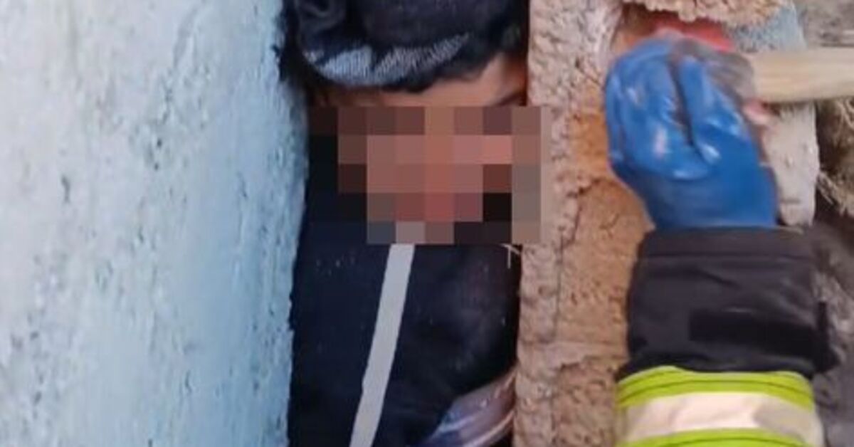 Saklambaç oynarken girdiği iki duvar arasında sıkıştı