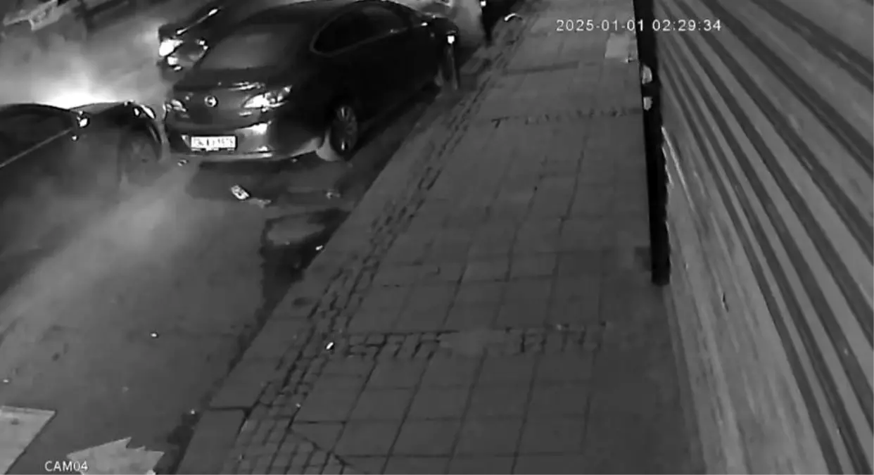 Zeytinburnu’nda Kaçan Sürücü Park Halindeki Araçlara Çarptı