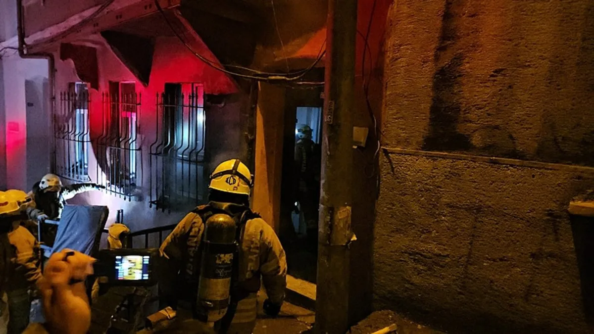 Beyoğlu’nda elektrikli sobadan kaynaklı yangın: Daire kullanılamaz hale geldi.