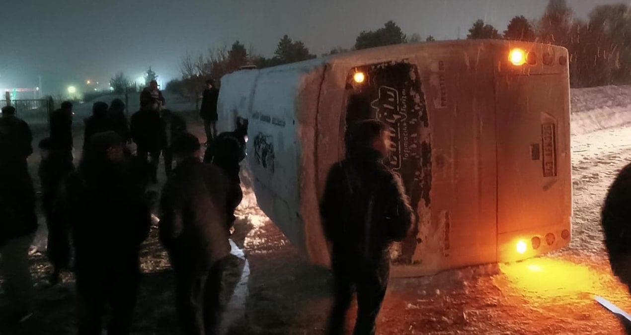 Maden işçilerini taşıyan servis aracı devrildi