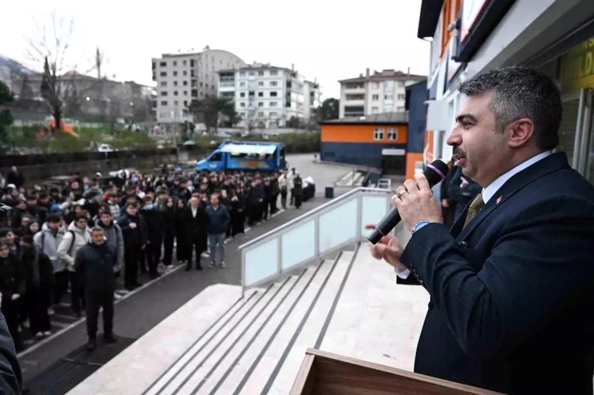 Oktay Yılmaz, Gençlerle Buluşarak Eğitim Vizyonunu Paylaşıyor