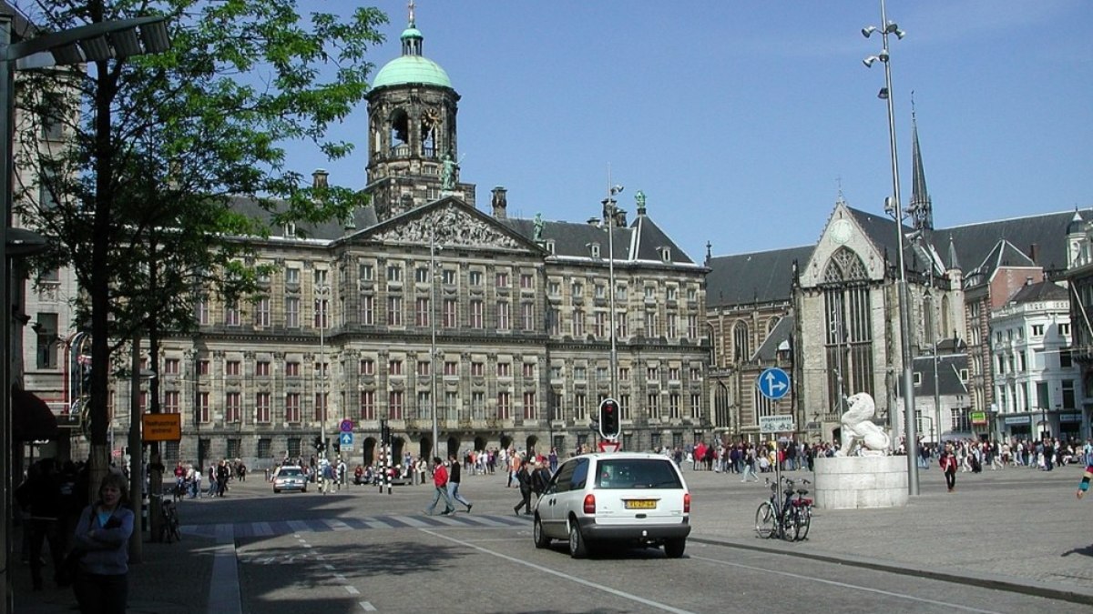 Amsterdam’ın Dam Meydanı’nda araç patladı