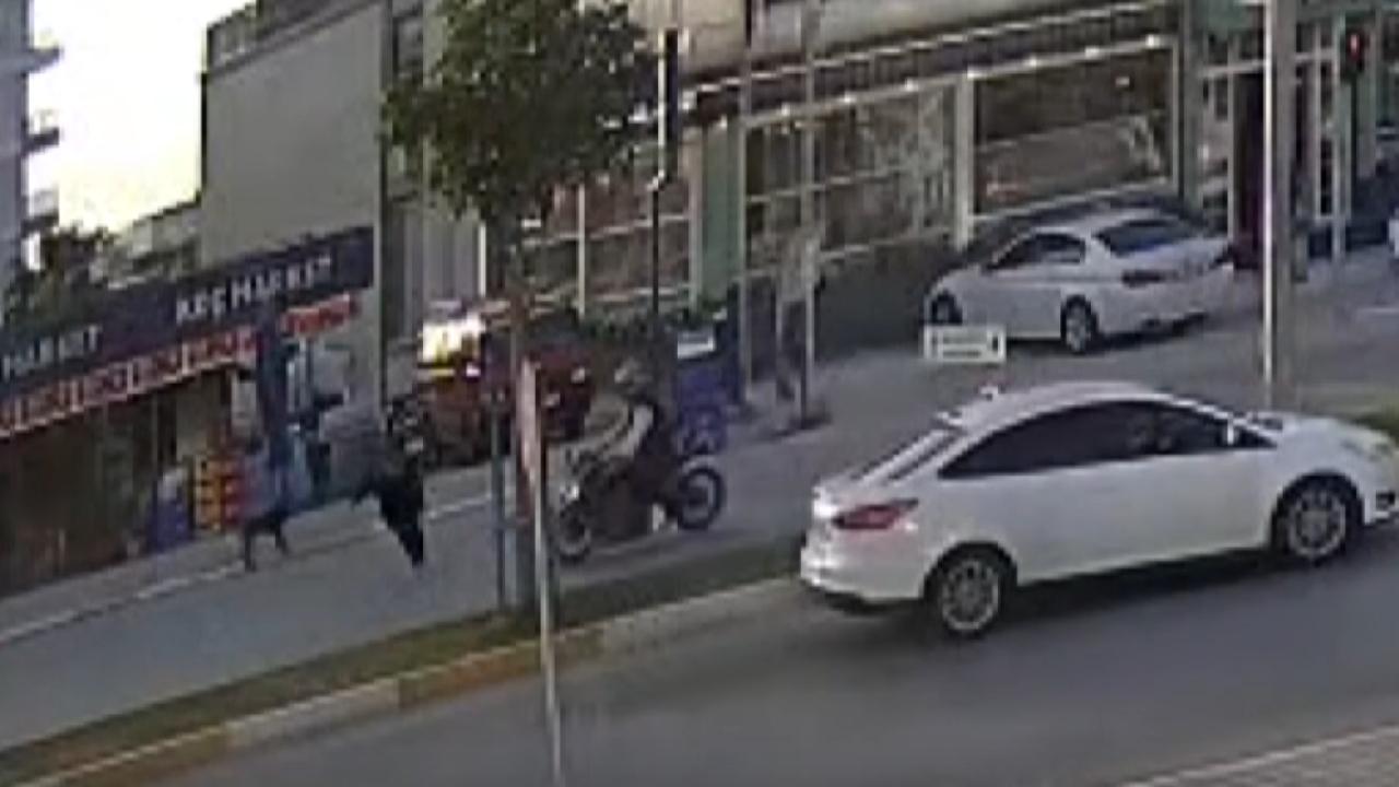 Başıboş köpekten kaçarken motosiklet çarptı